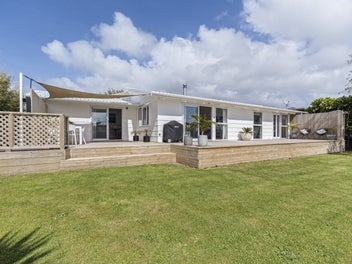 Stylish Contemporary Living in the Heart of Oakura