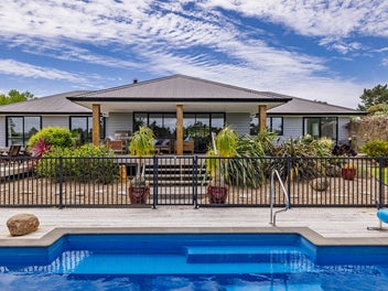 EXTENDED FAMILY, GRAZING, STUNNING BUSH & STREAM