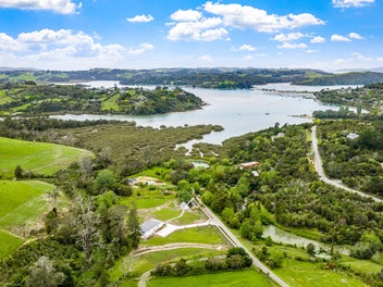 Restored Villa with Guest House in Matakana
