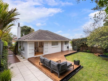Fifties Bays Bungalow Soaked in Sun