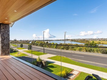 Estuary-Front Entertainer: Luxury Family Living