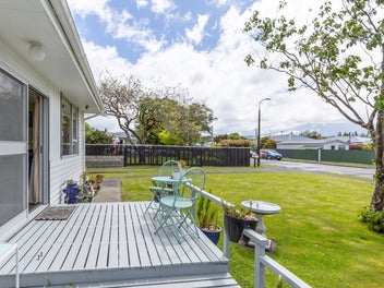 Charming 3-Bed Family Home in Carterton!