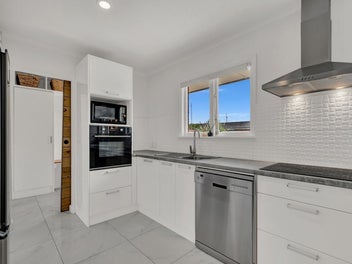 * UNDER OFFER * UNDER OFFER Big Section, Modern Co