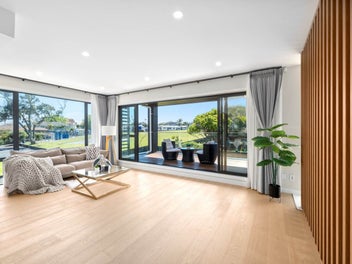 Luxury Free-Standing Home – Lift + 4 Beds + Views