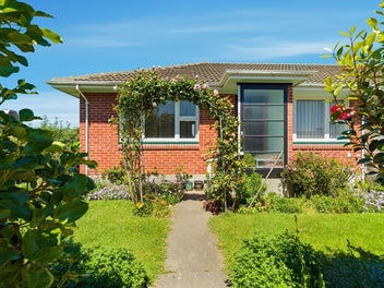 Charming Town House In Sought-After Riccarton!