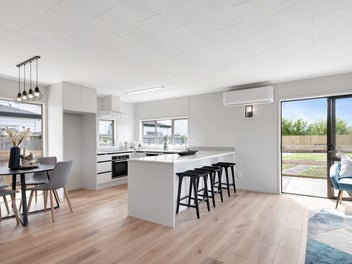 Renovated, Large Home, Huge Garage , 925m² Land