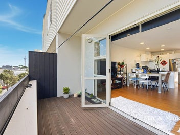 Freehold weatherboard 2-level Terrace House