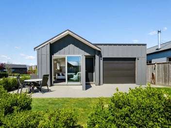 Modern and low-maintenance in Northlake