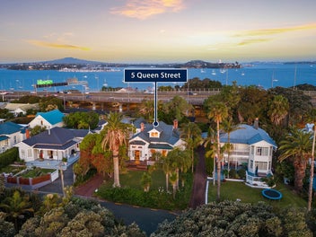 Northcote Point Grand Villa in Original Condition