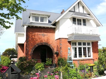 Love to decorate? Your season starts now!