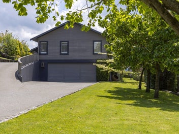 Timeless Hamptons Elegance Above Lake Taupo