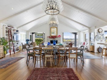 Timeless Hamptons Elegance Above Lake Taupo