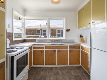 1960s classic in popular location!