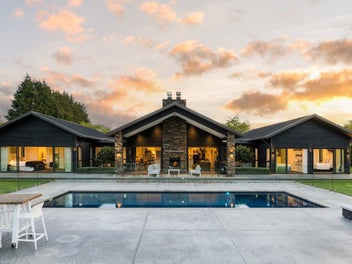 Elegant Country Estate - poolside summers!