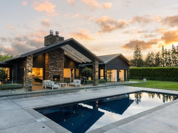 Elegant Country Estate - poolside summers!