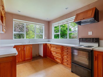 Lifestyle project with potential - sheds galore!