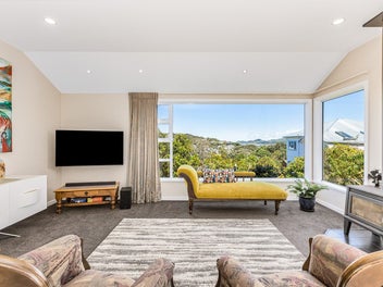 SUNNY FAMILY LIVING WITH STUNNING VIEWS