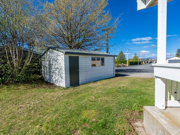 UNDER CONTRACT Family Living or Holiday Retreat!