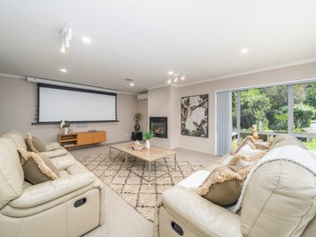 Spacious 320m2 Family Home