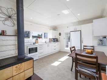 Sunny, Low-Maintenance Gem!