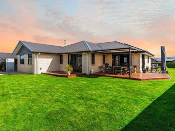 PACKED WITH EXTRAS - MOTIVATED VENDORS!