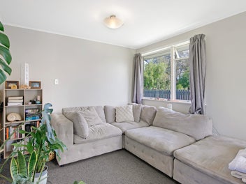 Modernised brick and tile family home!