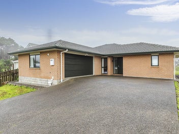 Low-Maintenance Family Haven with Harbour Views