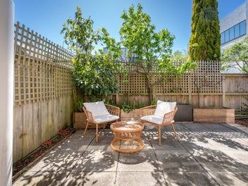 STYLISH SUNNY TOWNHOUSE IN A PRIME LOCATION