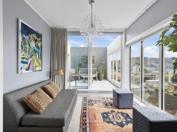 TOP-FLOOR MOUNT VICTORIA APARTMENT