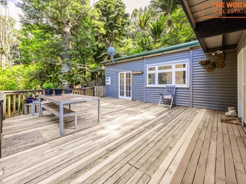 Tranquil Coastal Living on Laingholm Drive