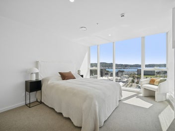 Hyde Lane Penthouse with harbour views
