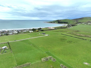 Coastal Paradise Awaits at Colac Bay Road!