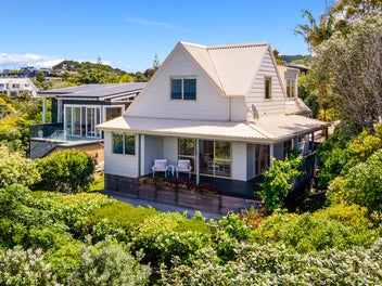 Serene Seaside Living in Leigh!