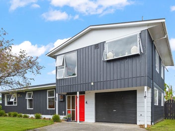 Stylish 4 bedroom makeover on Meads Place!