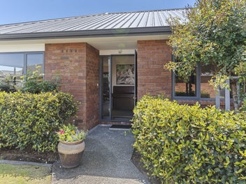 Low Maintenance Townhouse, Prime Location