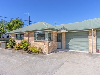 SO AFFORDABLE, DELIGHTFUL OVER 60s TOWNHOUSE!