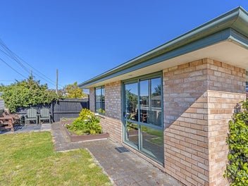 SO AFFORDABLE, DELIGHTFUL OVER 60s TOWNHOUSE!