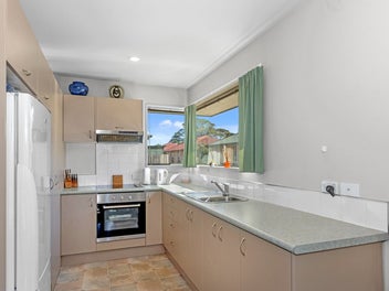 SO AFFORDABLE, DELIGHTFUL OVER 60s TOWNHOUSE!