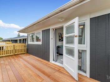 Renovated 2-Bed with Secure Garage