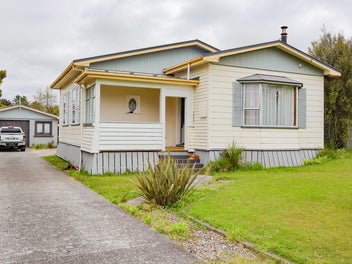 Family Living with Multiple Garages - Tenanted