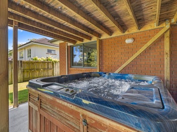 SPACE, PRIVACY & FAMILY LIVING IN HAMILTON EAST