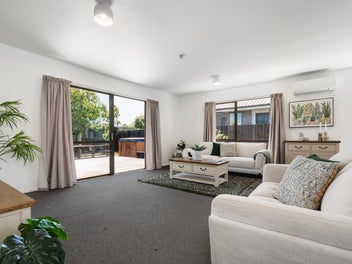 * UNDER OFFER * Perfect fit, whatever your stage