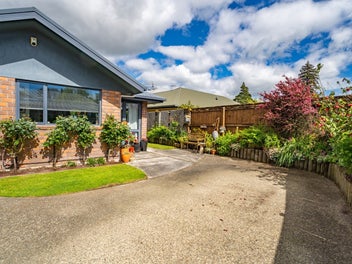 LOW MAINTENANCE, CLOSE TO STOKE SHOPS