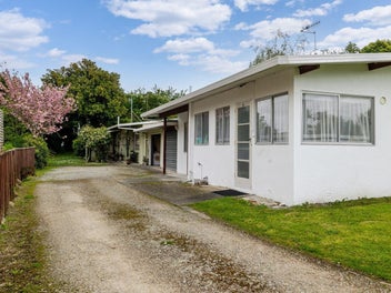 EASY LIVING IN AWAPUNI!