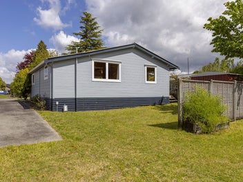 CHARMING LOCKWOOD IN PRIME LOCATION