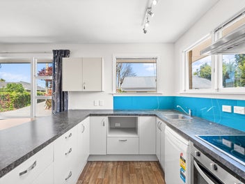 Freehold, Affordable home in Burnside High zone!