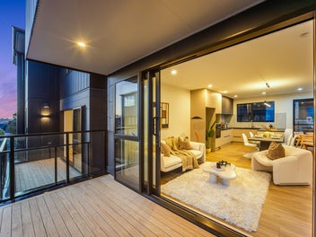 Freestanding. Contemporary. Double Westlake.