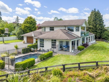 Tamahere Retreat with Breathtaking River Views