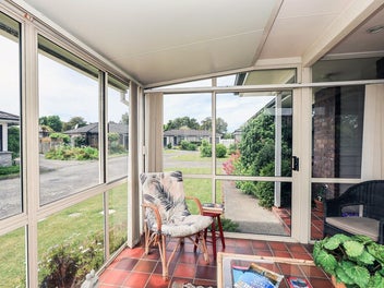 Sunny Townhouse - Prime Location