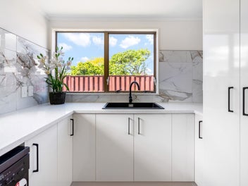 Top Location, Freehold, Renovated!